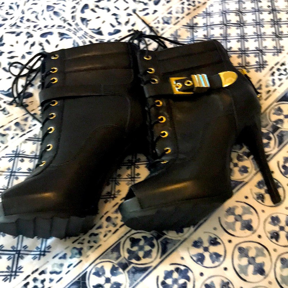 Guess ankle boots never worn in great condition8m Black with gold Metals